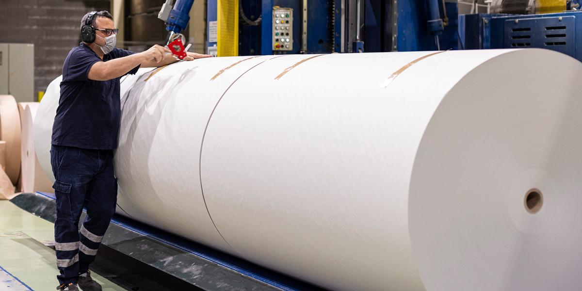 Operario de una fábrica de papel