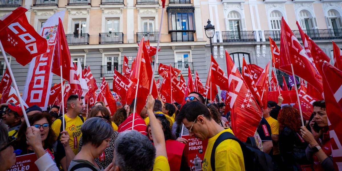 Concentración del Área Pública de CCOO para exigir al Gobierno una subida salarial para las empleadas y empleados públicos.