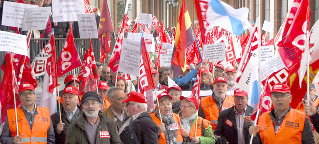 Concentracin de pensionistas ante el Ministerio de Empleo "Por unas pensiones dignas" (abril)