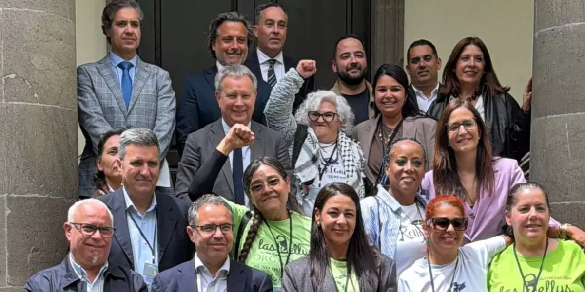 Colectivos de las kellys celebran a las puertas del Parlamento de Canarias, junto a representantes políticos y sindicales, el logro histórico al aprobar la Cámara regional la norma que obliga a los complejos turísticos a instalar camas elevables y carros motorizados, con algunas excepciones