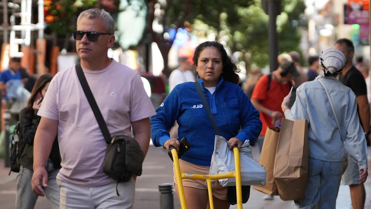 El SMI benefica más a las mujees trabajadoras. En la imagen, una trabajadora de la logística. (Julián Rebollo / CCOO)